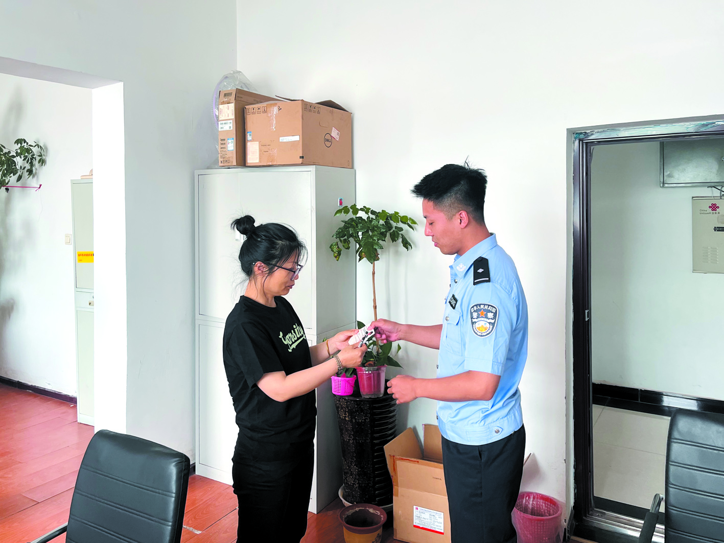 張鈺將居住證送到當(dāng)事人手中。