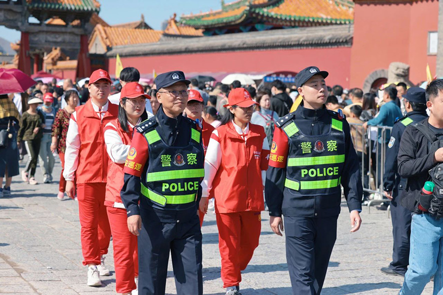 沈陽公安民警在景區(qū)巡邏 本報記者 王聰 攝