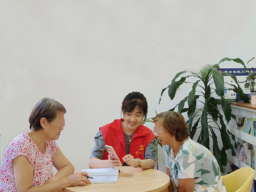 李家街道錦云社區(qū)工作人員與失獨(dú)殘疾特困人員核對(duì)社區(qū)代管“小賬本”