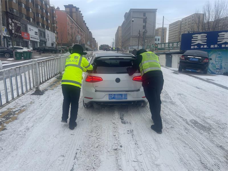公安民警雪中推車(chē)