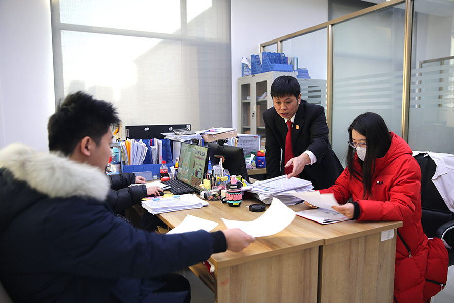 胡盼（右二）組織雙方當(dāng)事人現(xiàn)場(chǎng)簽訂調(diào)解協(xié)議