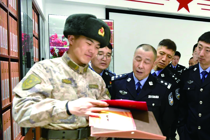 民警們認(rèn)真聆聽(tīng)了雷鋒故事和事跡。何紅軍 攝