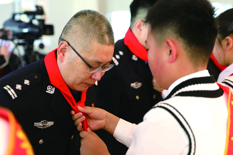 學(xué)生代表為參加本次活動(dòng)的黨員志愿者佩戴了紅領(lǐng)巾2