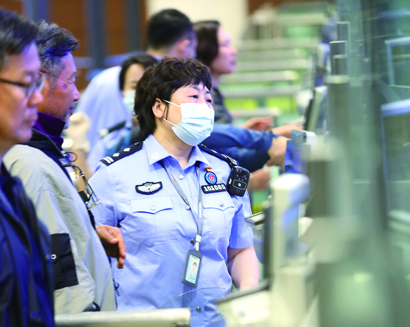 民警在協(xié)助首次來華的外國旅客采集指紋。