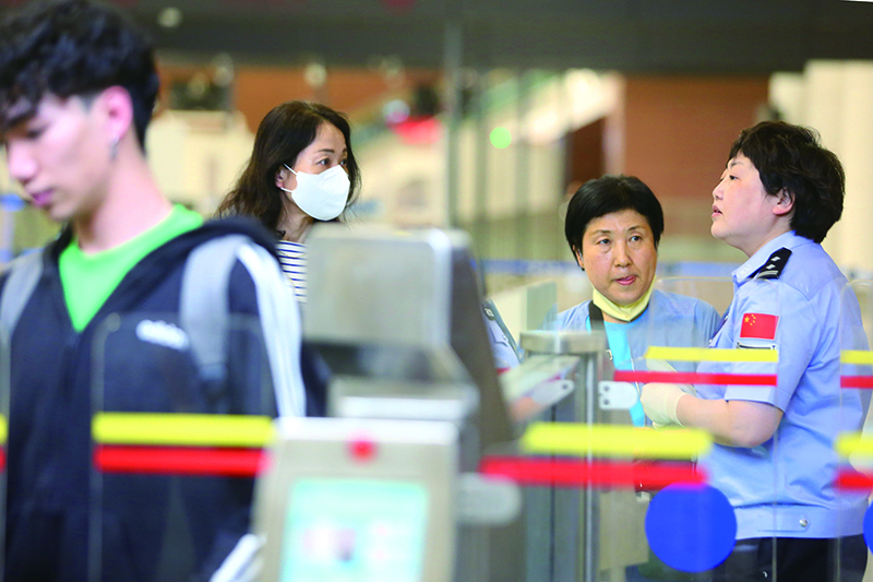 民警正在協(xié)助旅客進(jìn)行自助通關(guān)。
