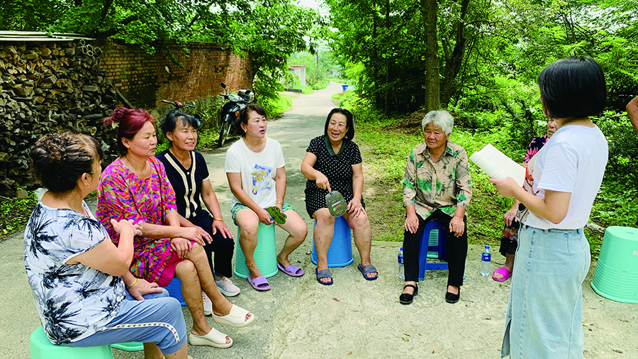 村里組織部分村民開會(huì)，征集村民好建議