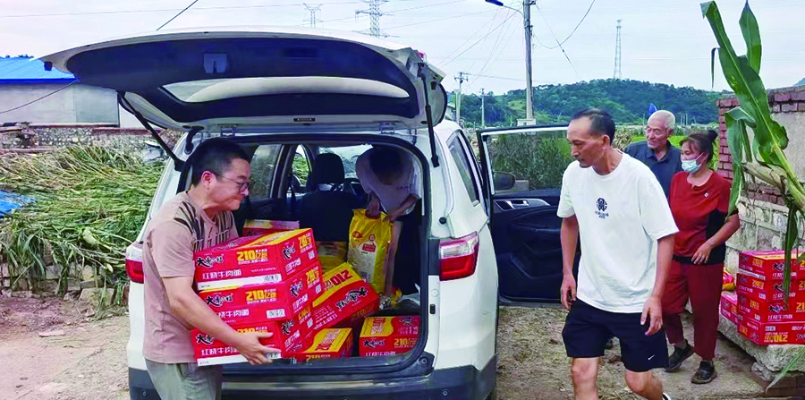 葫蘆島市湖北商會將救災物資直接送到災區(qū)百姓家中