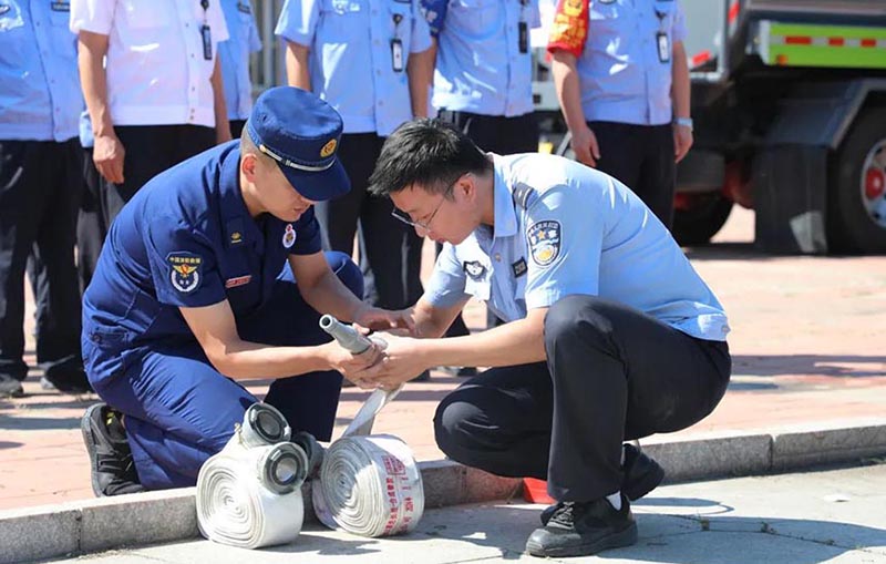 救援大隊(duì)教官與參訓(xùn)民警交流互動