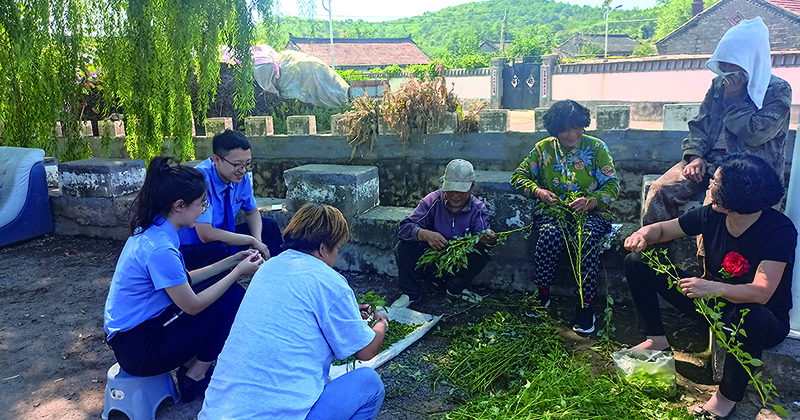 遼陽(yáng)市弓長(zhǎng)嶺區(qū)人民檢察院青年干警向農(nóng)村留守老年人宣講防范養(yǎng)老詐騙知識(shí)