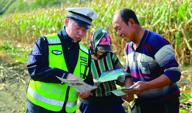 10 月 6 日，鐵嶺市公安局交警支隊民警深入田間地頭，以 “嘮家?！?及發(fā)放傳單資料的方式宣傳交通安全，引導農民群眾養(yǎng)成文明出行、安全出行的習慣。