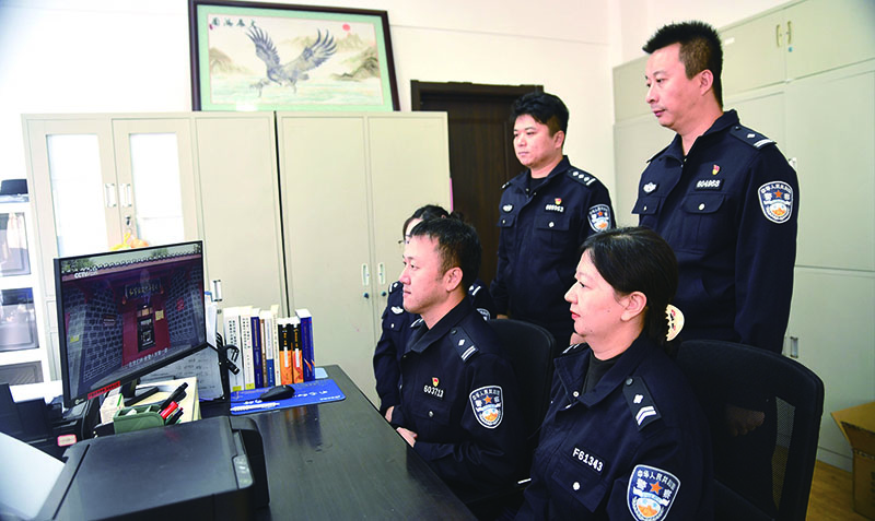 丹東市公安局振興分局經(jīng)偵大隊民警收看特別節(jié)目