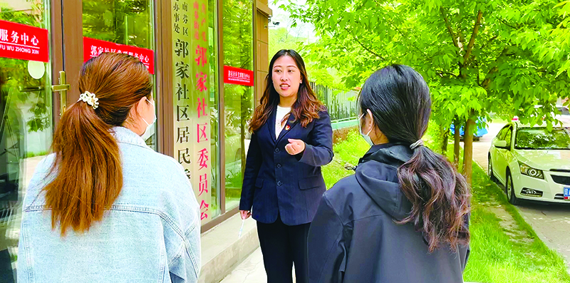 李媛（中）給社區(qū)居民普法。
