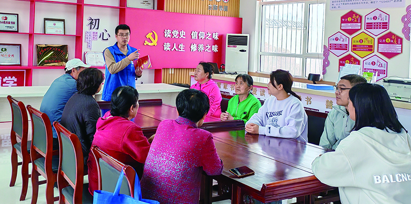 盤錦市雙臺(tái)子區(qū)“法律明白人”牛大興為村民開展普法講座