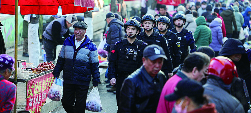 鐵嶺市公安局巡特警支隊民警在銀州區(qū)駐蹕園早市開展巡邏(李松攝)