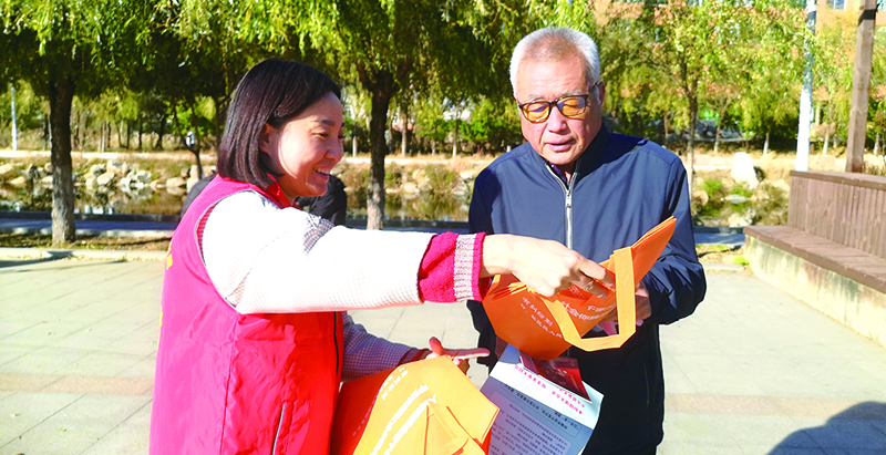 徐賀向市民發(fā)放普法宣傳冊