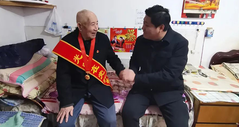 二題圖，看望老黨員
