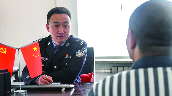 金長磊對罪犯進行教育談話