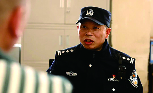 劉建兵與罪犯進(jìn)行個(gè)別教育談話(huà)