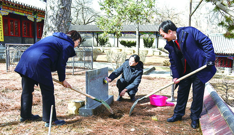 庭長賈宏斌（右一）、副庭長史致鶴（左一）、法官助理李元旬為古樹填土澆水