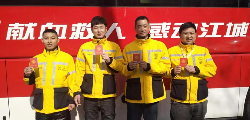 3東港美團(tuán)外賣(mài)分公司黨支部參與黨群服務(wù)中心的義務(wù)獻(xiàn)血活動(dòng)