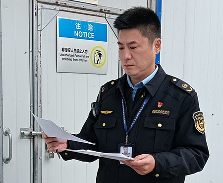 周瑞軒在涉及危險廢物產(chǎn)生企業(yè)現(xiàn)場檢查。
