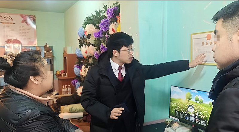 鞠理（中）對(duì)涉事花店店主釋法明理