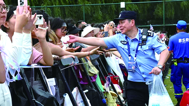 玫瑰音樂(lè)節(jié)上民警發(fā)冰塊。郝洪偉 攝
