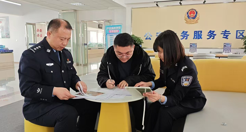 頭題圖：民警程培龍（ 左）、輔警陳佳麗 （右）正在為群眾辦理業(yè)務(wù)