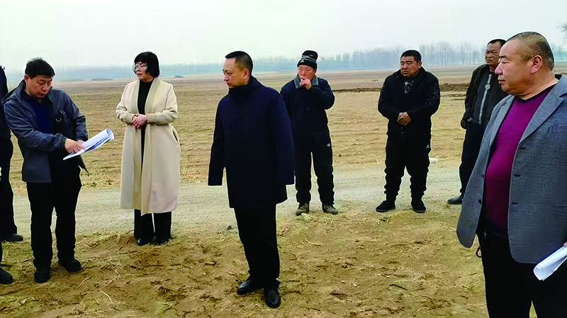 翟星星（中）會同執(zhí)行團(tuán)隊在調(diào)解中