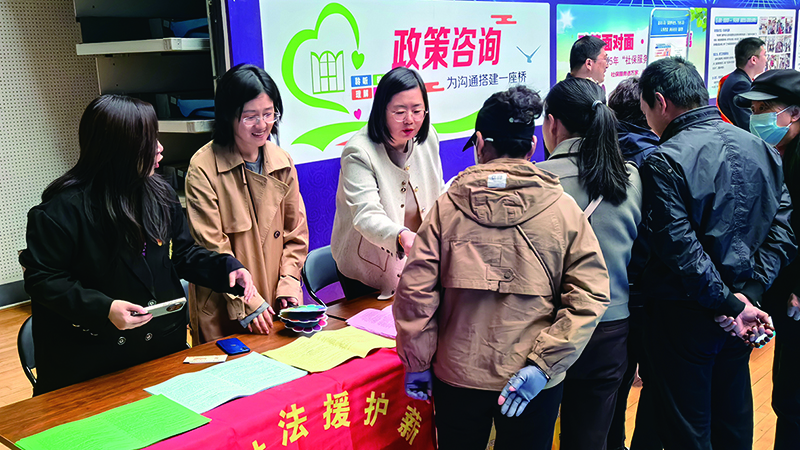 法律援助工作人員在春招會(huì)現(xiàn)場服務(wù)