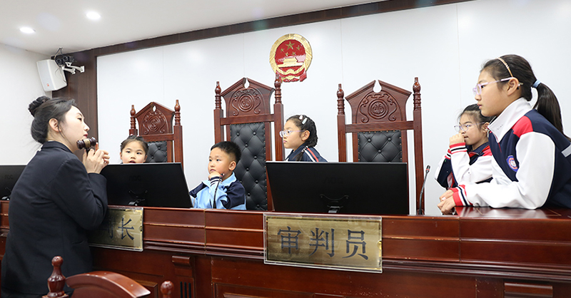 遼河人民法院開展法院開放日活動，圖為干警講解法槌的含義  攝影：王睿瑩