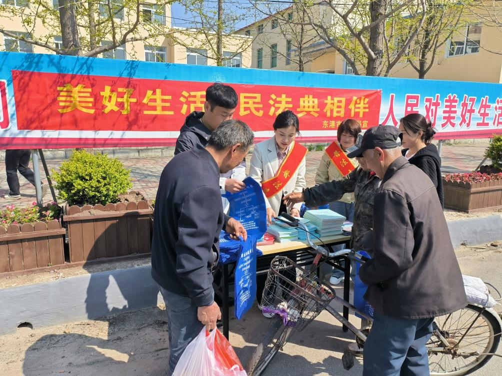 二題圖，普法現(xiàn)場