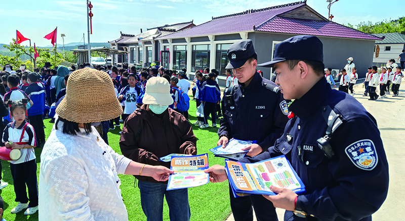 二題圖，民警在校園普法